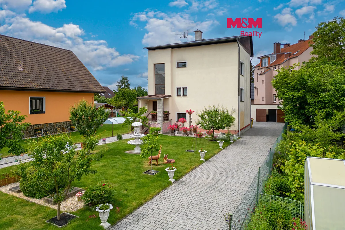 Prodej rodinného domu 318 m², pozemek 758 m²